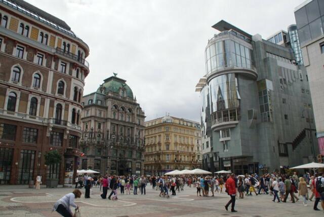 Am Montagvormittag rückte die Polizei und die Feuerwehr zu einem Fehlalarm am Stephansplatz aus.   | Foto: meinbezirk.at