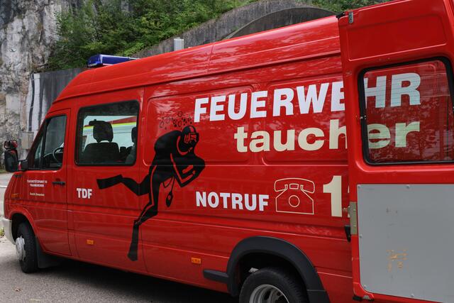 Traurige Gewissheit am Traunsee: Nach einer intensiven Suchaktion konnte der vermisste Taucher in 63 Metern Tiefe geortet werden. In seiner Heimatgemeinde Steinhaus, aber auch im benachbarten Thalheim, wo er stellvertretender Feuerwehrkommandant war, herrscht Betroffenheit. | Foto: laumat.at