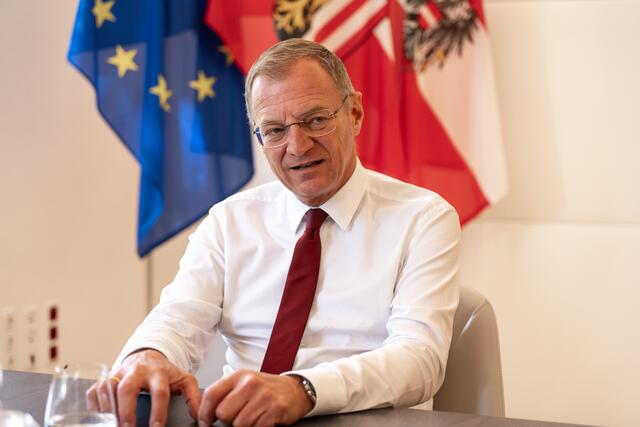 Oberösterreichs Landeshauptmann Thomas Stelzer: "Überlegen, ob es nicht für manche Bereiche, die einen Durchhänger haben, eine neue Form von Kurzarbeitsmodell braucht – wenn man will, dass Industrieproduktion langfristig hier stattfindet." | Foto: BRS/Siegl