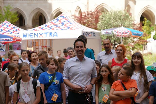 Vizebürgermeister Wiederkehr (Neos) und Kindervizebürgermeisterin Alessandra (ganz rechts) eröffnen die Kinderstadt. | Foto: Ipirotis/ MeinBezirk