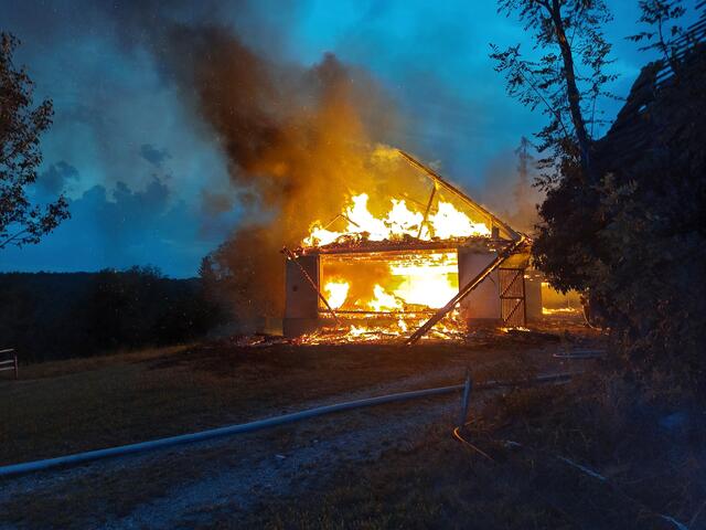 Das Wirtschaftsgebäude stand in Vollbrand  | Foto: FF Gleisdorf / Gerald Dreisiebner