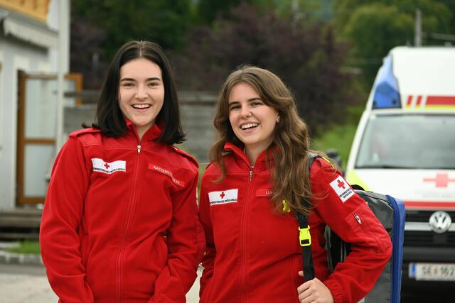Erlebe auch du das Abenteuer Rettungsdienst. Die beiden Sanitäterinnen Mirjam Katzensteiner (li.) und Ina Lumplecker (re.) sind schon mit Freude und Begeisterung dabei und helfen Menschen mit ihrem Einsatz.
 | Foto: OÖRK/Kößl