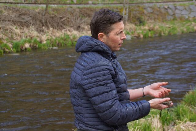 „Neben anderen Faktoren spielt die Bewirtschaftung der umliegenden Wald-, Acker- und Wiesenflächen eine wesentliche Rolle beim Eintrag von Sedimenten, die auch das Laichen der Fische beeinträchtigen“, Christoph Hauer von der Boku Wien.  | Foto: Helmut Eder