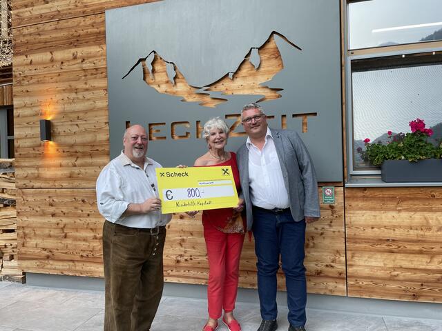 "Tom" Gundermann (li.) und Bürgermeister Markus Sojer (re.) bei der Spendenübergabe an Marlis Schaper. | Foto: Hartman