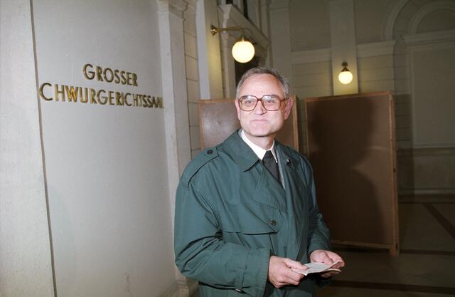 Pfarrer August Janisch, der im Dezember 1993 durch eine Briefbombe verletzt wurde, bei der Gerichtsverhandlung. | Foto: Harald Schneider / APA-Archiv / picturedesk.com