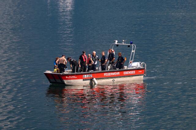 Traurige Gewissheit am Traunsee: Nach einer intensiven Suchaktion konnte der vermisste Taucher in 63 Metern Tiefe geortet werden. In seiner Heimatgemeinde Steinhaus, aber auch im benachbarten Thalheim, wo er stellvertretender Feuerwehrkommandant war, herrscht Betroffenheit. | Foto: laumat.at