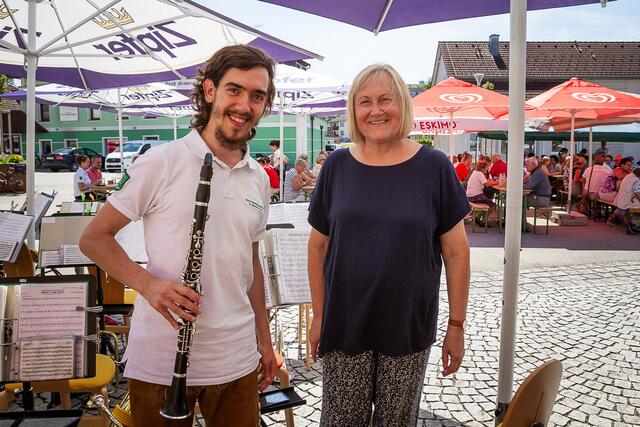 Beim Festgottesdienst an Maria Himmelfahrt sang der Samareiner Familienchor die „Windhaager Messe“ in der Pfarrkirche. Lukas Ferchhumer und Chorleiterin Elfriede Hummer  freuten sich sehr, dass die Kirchgeher von dem Gesang begeistert waren. 