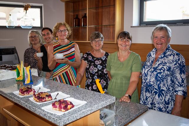 Die KFB Frauen waren für Kaffee, Kuchen und Eiskaffee zuständig. v.l.n.r: Elisabeth Angster, Christine Ferchhumer, Anneliese Eichinger, Maria Baumgartner, Sieglinde Hollnsteiner und Gabi Hummer