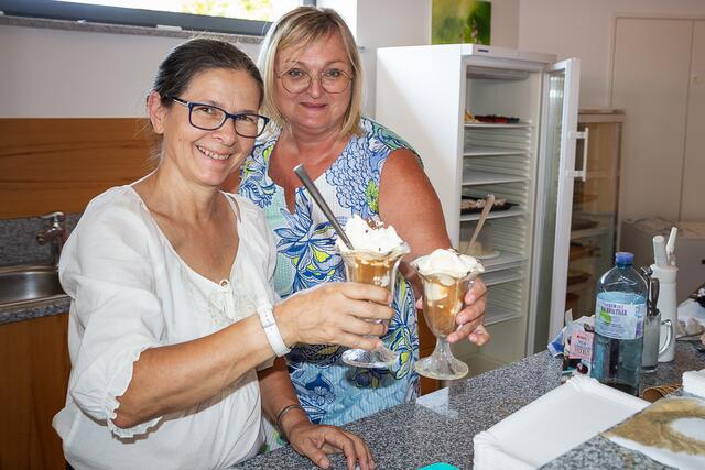 Eveline Lehner und Heidi Kavalier beim Zubereiten von Eiskaffee