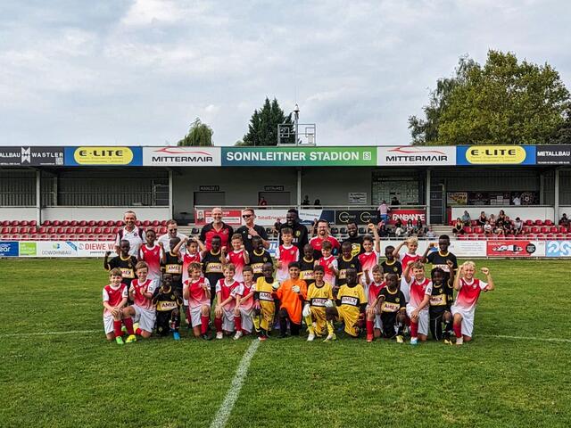 Strahlende Gesichter: SKM-Nachwuchs und Jungs aus Nairobi kickten gemeinsam in Urfahr. | Foto: Reischl