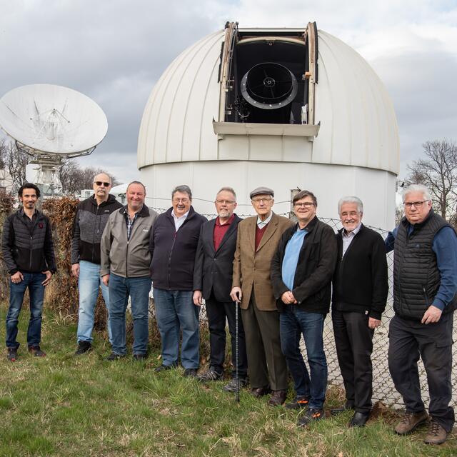 Die Mitglieder und Unterstützer des Vereins vor der Sternwarte am Brentenriegel in Sieggraben. | Foto: Sternwarte Brenntenriegel