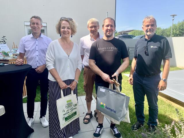 Kamptal-Geschäftsführer Wolfgang Berger, Wohnbau-Landesrätin Christiane Teschl-Hofmeister, Vize-Bürgermeister Josef Maurer, Bewohner Robert Böhm und Kamptal Geschäftsführer Johannes Ott. | Foto: Elke Ecker