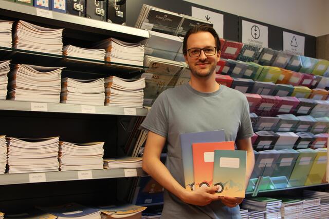 Alexander Puchner-Dias mit seinen eigenen Heften. | Foto: Veronika Mair