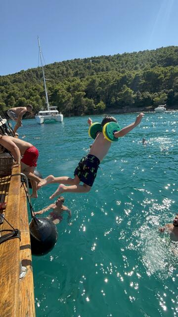 Lebensfreude pur in Kroatien - unserer 4-jähriger Sohn springt ohne jegliche Angst vom Schiff ins glitzernde, türkise Meer | Foto: Alfred Dorfmeister 