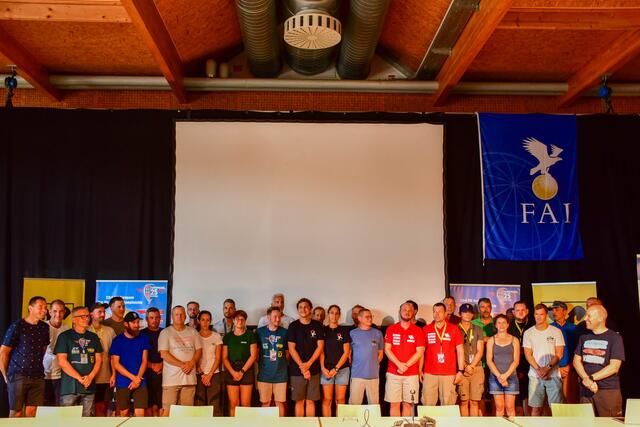 Alle 32 Piloten - Eröffnung