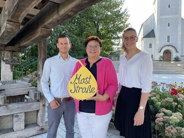Obfrau Michaela Hinterholzer (mitte) mit Geschäftsführerin Maria Ettlinger (rechts) und ihrem
Nachfolger Georg Trimmel (links) | Foto: Moststraße