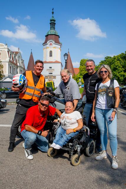 Hinten: Dominic Heinz (Organisator Krems), Albert Fortell, Bgm. Peter Molnar, Stefanie Moser
Vorne: Dieter Baier (Präsident der HDCT), Dani

  | Foto: privat