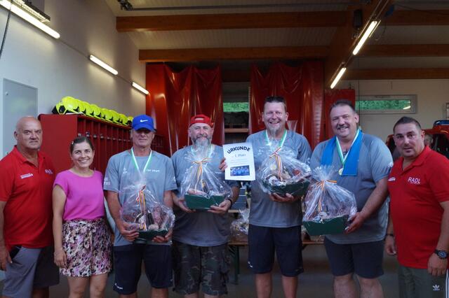 Das Siegerteam mit Organisatoren | Foto: FF Gruisla