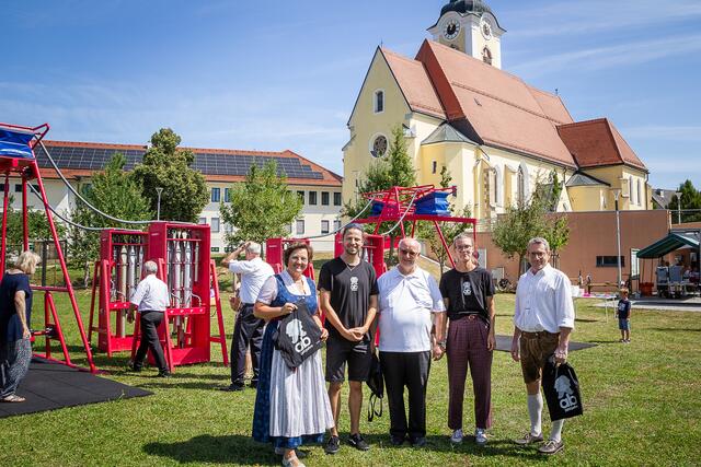 Anlässlich der OÖ KulturEXPO Anton Bruckner 2024 wurde beim Pfarrfest die "Schorgel" am Marktplatz aufgestellt.  
v.l.n.r. Vizebgm. Eva Wahlmüller, Pius Dietachmair (KulturEXPO), Pfarrer Mag. Etzlstorfer, Isabella Reder (KulurEXPO) und Bürgermeister Harald Grubmair. 

