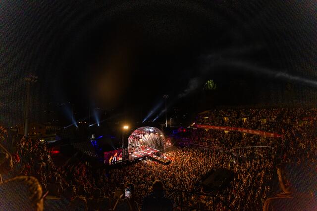 Ausgelassene Stimmung im Tennisstadion in Kitzbühel. | Foto: kitzmusik/Lobenwein