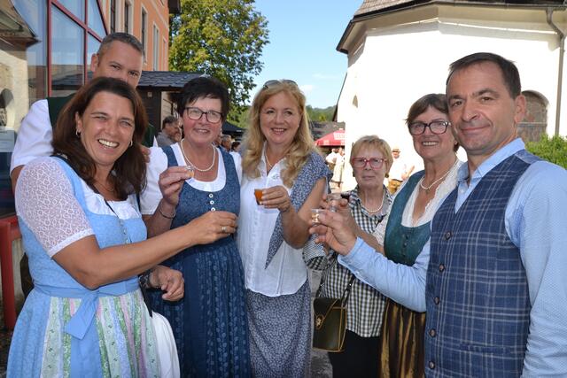 Bundesrätin Sandra Böhmwalder, Maria Weirer, Vizebürgermeisterin Susanne Riedler, Anna Zöchling, Mizzi Eder und Bürgermeister Karl Oysmüller (v.l.) | Foto: A. Fritsch