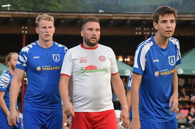 Stummer Doppelbewachung (blau) für Erl Spielertrainer Andreas  Waldner. | Foto: Schwaighofer