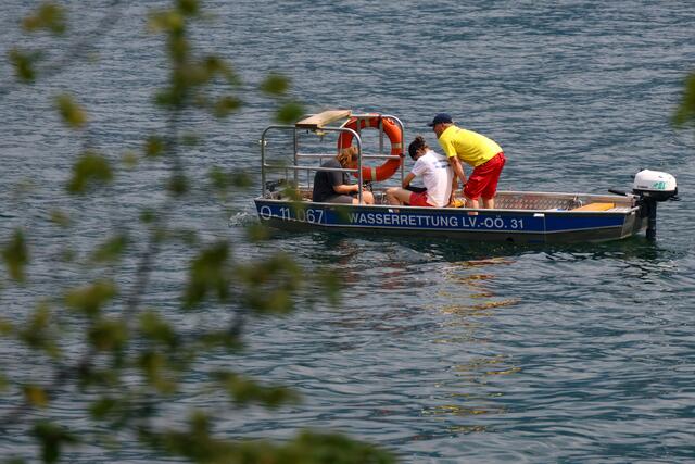 Traurige Gewissheit am Traunsee: Nach einer intensiven Suchaktion konnte der vermisste Taucher in 63 Metern Tiefe geortet werden. In seiner Heimatgemeinde Steinhaus, aber auch im benachbarten Thalheim, wo er stellvertretender Feuerwehrkommandant war, herrscht Betroffenheit. | Foto: laumat.at