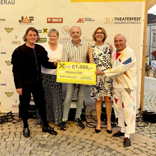 Da freuten sich Intendant Christian Spatzek, Ingrid und Wolfgang Schneps, Bürgermeisterin Andrea Völkl und Christoph Fälbl.  | Foto: Florian Schneps