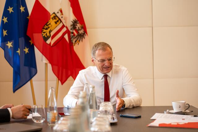 Oberösterreichs Landeshauptmann Thomas Stelzer: "Wenn jemand unser Lebensmodell, den europäischen Grundgedanken nicht nur ablehnt, sondern uns eigentlich vernichten will, dann muss man auch dort einen klaren Schlusspunkt setzen." | Foto: BRS/Siegl