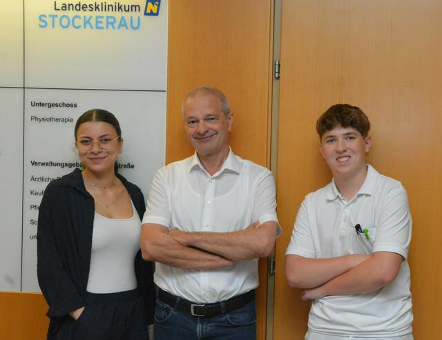 Lia Mae Schnider und Philipp Fenz mit kaufmännischem Direktor Anton Hörth (Bildmitte). | Foto: LK Korneuburg-Stockerau