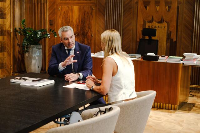Karl Nehammer: Das, was die Verfassungsministerin hier einfordert, ist eine Rechtsänderung auf europäischer Ebene für Asylverfahren in Drittstaaten. | Foto: Roland Ferrigato