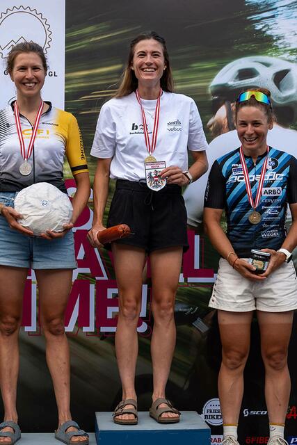 Bei den Damen ging der erste Platz an Theresa Rindler-Bachl (m), vor Paula Schmidl (li.) und  Romana Slavinec (re.). | Foto: Cian. J. Baumgartner