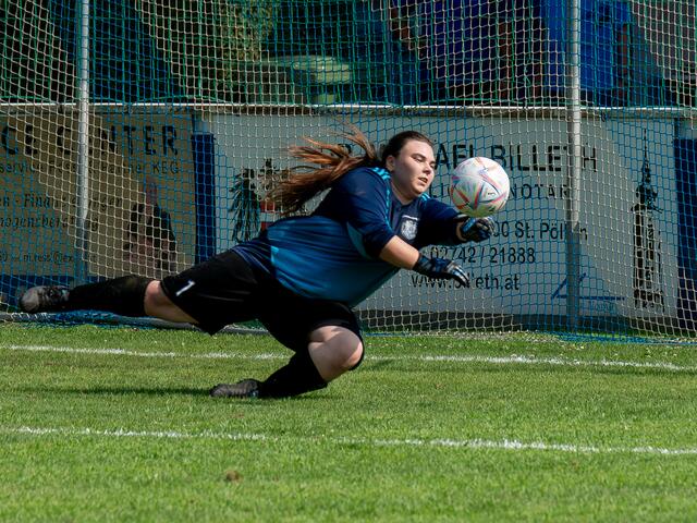 Torfrau Julia Mrskos mit tollen Paraden | Foto: Stefan Pfaller