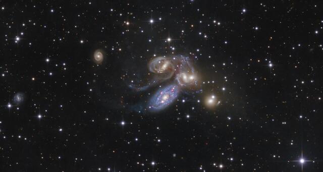 Das ist eine eng beieinander liegende wechselwirkende Galaxiengruppe mit dem Namen Stephans Quintett im Sternbild Pegasus in einer Entfernung von etwa 300 Millionen Lichtjahren! Wir blicken hier also 300 Millionen Jahre in die Vergangenheit, in eine Zeit als auf der Erde nicht einmal noch die Dinosaurier lebten! | Foto: Sternwarte Brenntenriegel