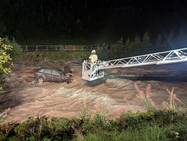 Die Einsatzkräfte leisten nach wie vor Übermenschliches. | Foto: Zoom.Tirol