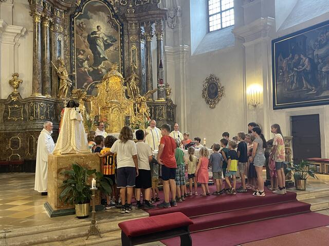Die Kinder waren sichtlich interessiert und nahmen aktiv am Gottesdienst teil.  | Foto: Diözese Eisenstadt 