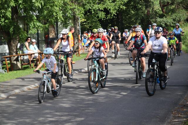 Kleine und große Radfahrerinnen und Radfahrer machten sich für den guten Zweck auf den Weg. | Foto: MeinBezirk