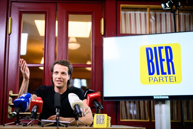 Die Bierpartei hat am Montag den ersten Teil des Wahlprogramms auf der Webseite veröffentlicht und spricht über ihre Forderungen für Migration und Asyl sowie Gesundheit. | Foto: MAX SLOVENCIK / APA / picturedesk.com