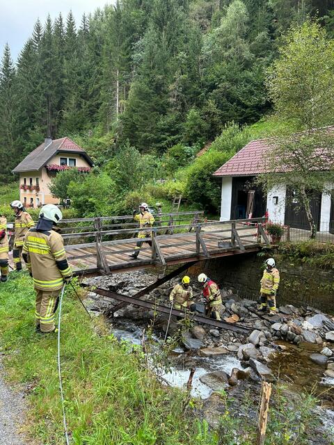 Die abgelösten Eisentraversen der Brücke führten zu Gefahr der Verklausung | Foto: FF-Ramingstein