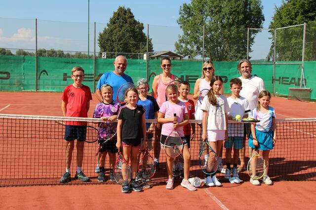 Im Rahmen des Ferienprogramms nahmen Kinder an einer Tennisschnupperstunde in St. Martin an der Raab teil.  | Foto: Gumhold