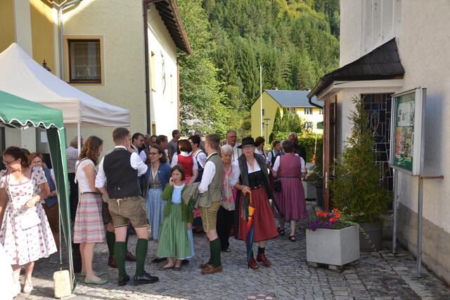 Rund um den Kirchenplatz drängten sich zahlreiche Besucher um die Standln | Foto: A. Fritsch