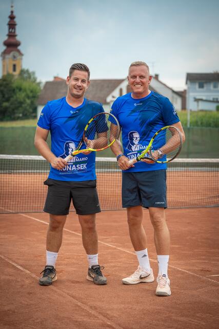  Mario Kunasek bedankt sich beim Obmann des Tennisclubs Heiligenkreuz am Waasen GK Gerhard Hirschmann für das Match. | Foto: ©FPÖ Steiermark