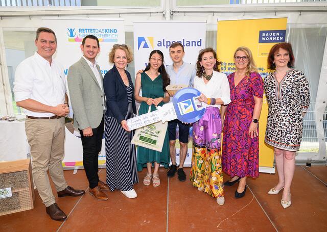 „Rettet das Kind“ Vorsitzender und Klosterneuburg Bürgermeister Christoph Kaufmann, Neulengbachs Bürgermeister Jürgen Rummel, Wohnbau- Landesrätin Christiane Teschl-Hofmeister, die Mieter Yuxin Huo und Eduard Mkrtchyan, Alpenland Obfrau Isabella Stickler (Alpenland), Landesrätin Ulrike Königsberger-Ludwig und Alpenland Vorstand Theresa Reiter. | Foto: NLK Burchhart