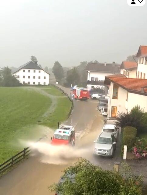 Auch in Grinzens kam es zu einer prekären Lage – mittlerweile ist die Ausweichroute talauswärts aber wieder passierbar. | Foto: privat