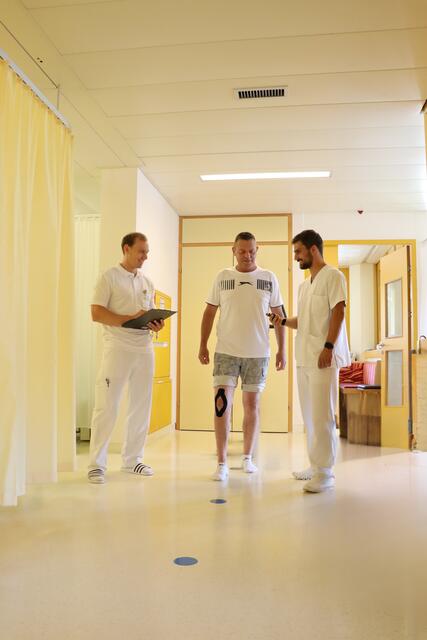 Physiotherapeut Clemens Veit, und Praktikant Christopher Dollfuß bei der Ganganalyse mit Patient Onno Pröwer. | Foto: LK Lilienfeld