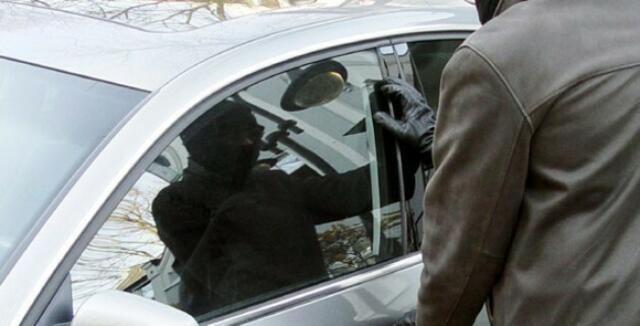 Fast wäre er auch davongekommen, hätte ihn nicht eine Passantin auf frischer Tat ertappt. Dem mutmaßlichen Autoknacker klickten die Handschellen. (Symbolbild) | Foto: Pixapay