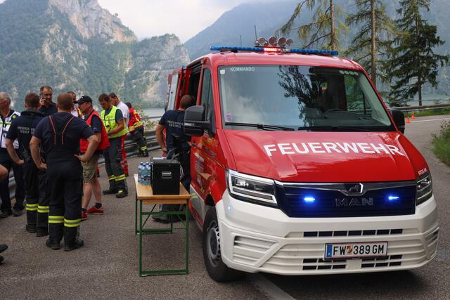 Traurige Gewissheit am Traunsee: Nach einer intensiven Suchaktion konnte der vermisste Taucher in 63 Metern Tiefe geortet werden. In seiner Heimatgemeinde Steinhaus, aber auch im benachbarten Thalheim, wo er stellvertretender Feuerwehrkommandant war, herrscht Betroffenheit. | Foto: laumat.at