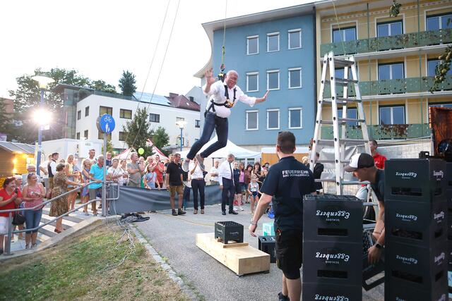 Laurenz Pöttinger, Abgeordneter zum Nationalrat, versuchte sich beim Bierkistenkraxln. | Foto: Andreas Maringer