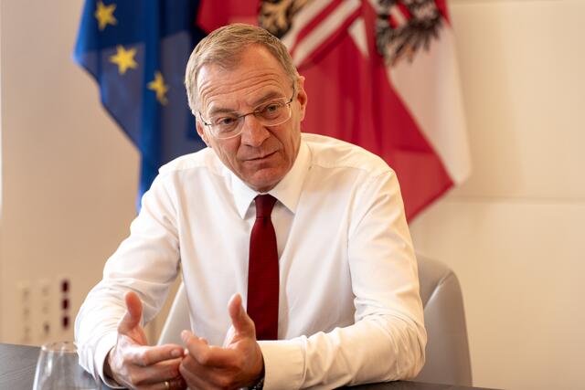 Wie Oberösterreichs Landeshauptmann Thomas Stelzer die von der ÖVP beschworene Leitkultur definiert: "Wenn man jetzt im Sommer unterwegs ist, schaut, wo sich die Leute gerne treffen, etwa bei Festln, wie sie miteinander umgehen, dann sieht man deutlich, was unser Leben ausmacht, welche Traditionen wir pflegen, dass wir Grundrechte respektieren und dass es eine Gleichberechtigung von Frau und Mann gibt." | Foto: BRS/Siegl