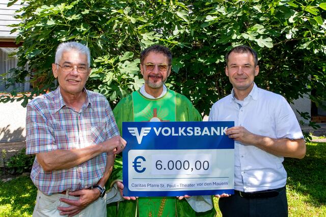 Hans Zeininger (Obmann Stv. des Theatervereins), Pfarrer Nikolaus Vidovic, Diakon Mario Flitsch (Obmann des Theatervereins)

 | Foto: privat